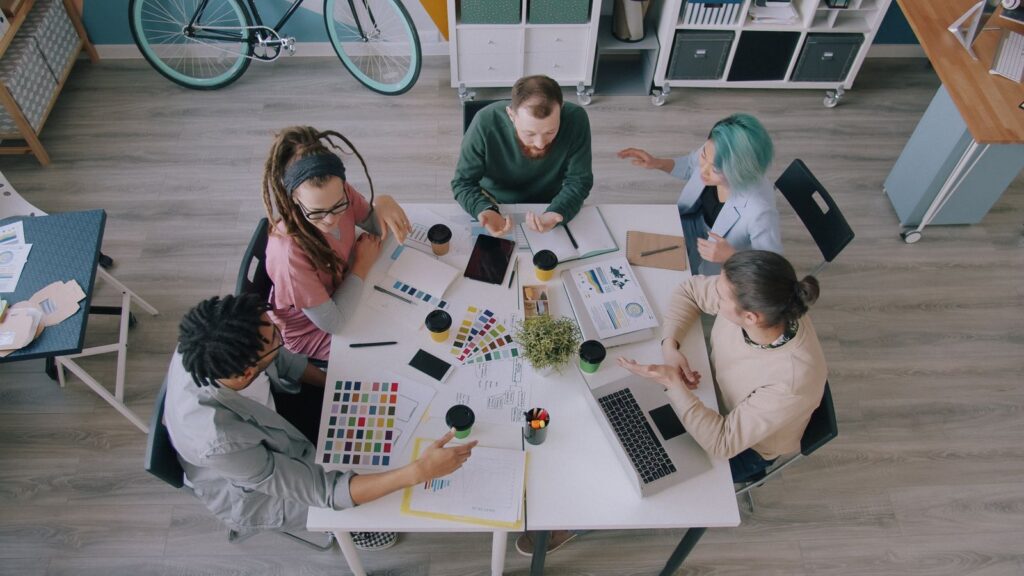 Équipe créative en atelier de travail