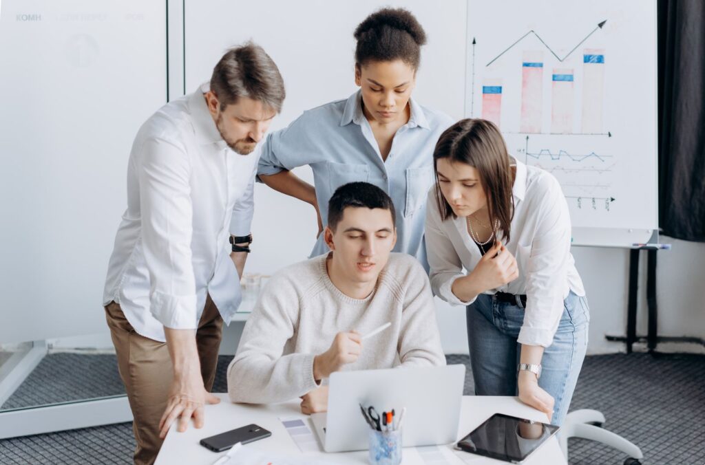 Équipe marketing digital au travail